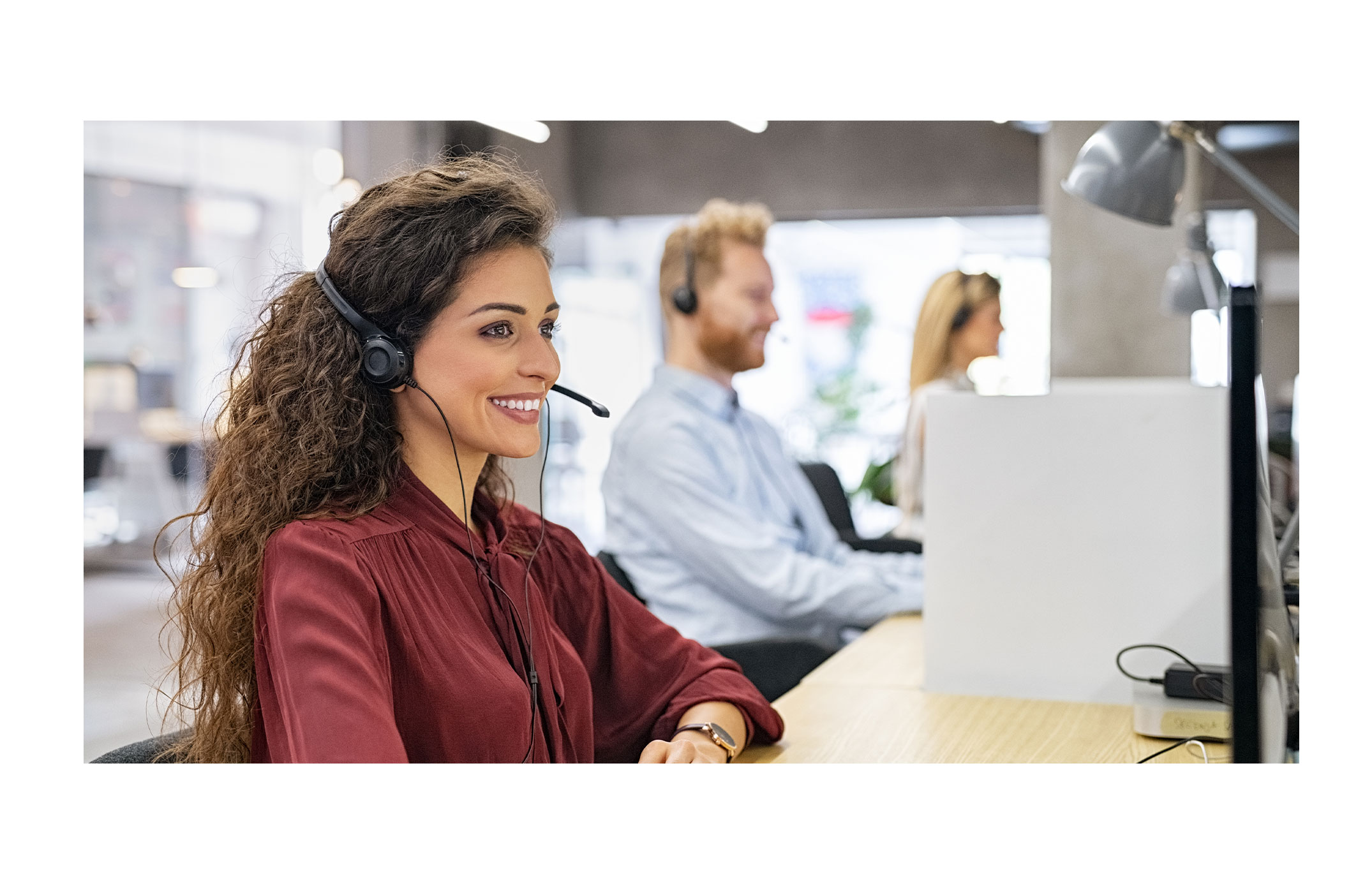 Freundliche Dame mit Headset